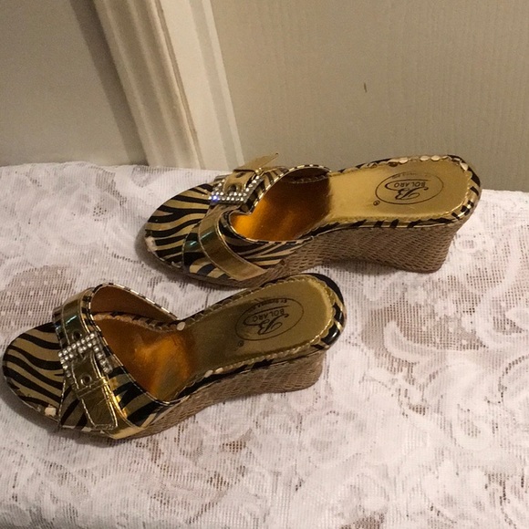 SHOES WEDGE SLIDES,GOLD&BLACK,W/BLING BUCKLE VEGAS - Picture 2 of 5